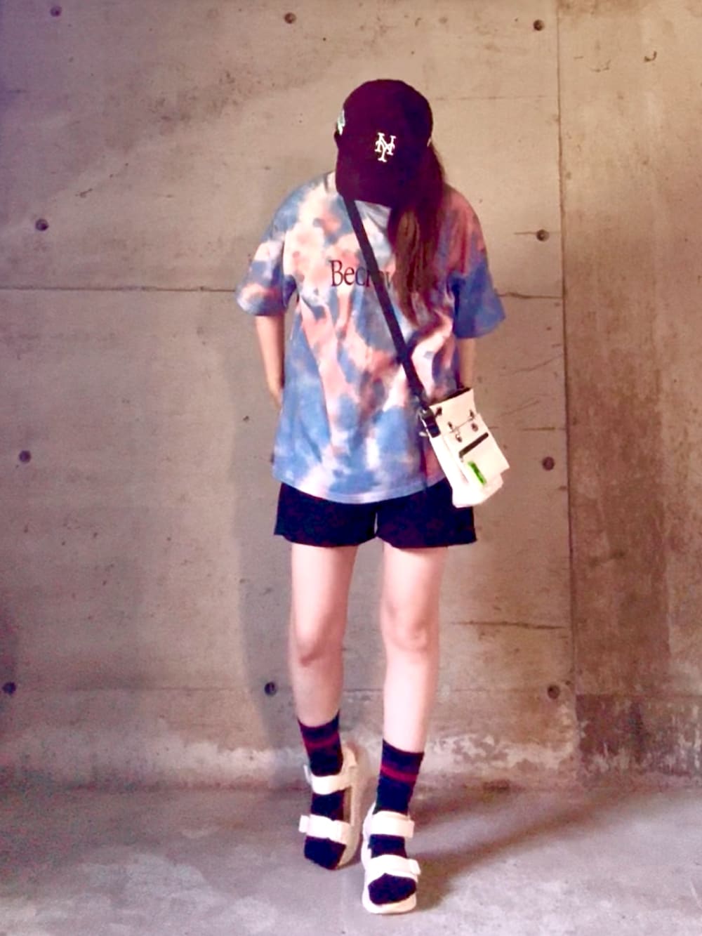 ブルー系のTシャツ/カットソー、ホワイト系のサンダル、ホワイト系のショルダーバッグを着用したレディースの夏コーディネートの2枚目の写真