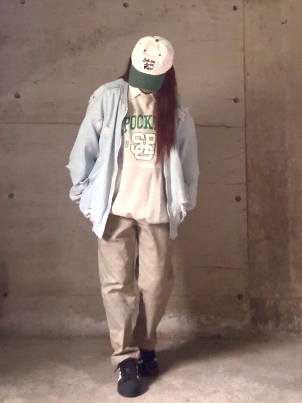 グレー系のスウェット、ブラック系のスニーカー、グリーン系のキャップを着用したレディースの秋コーディネートの3枚目の写真