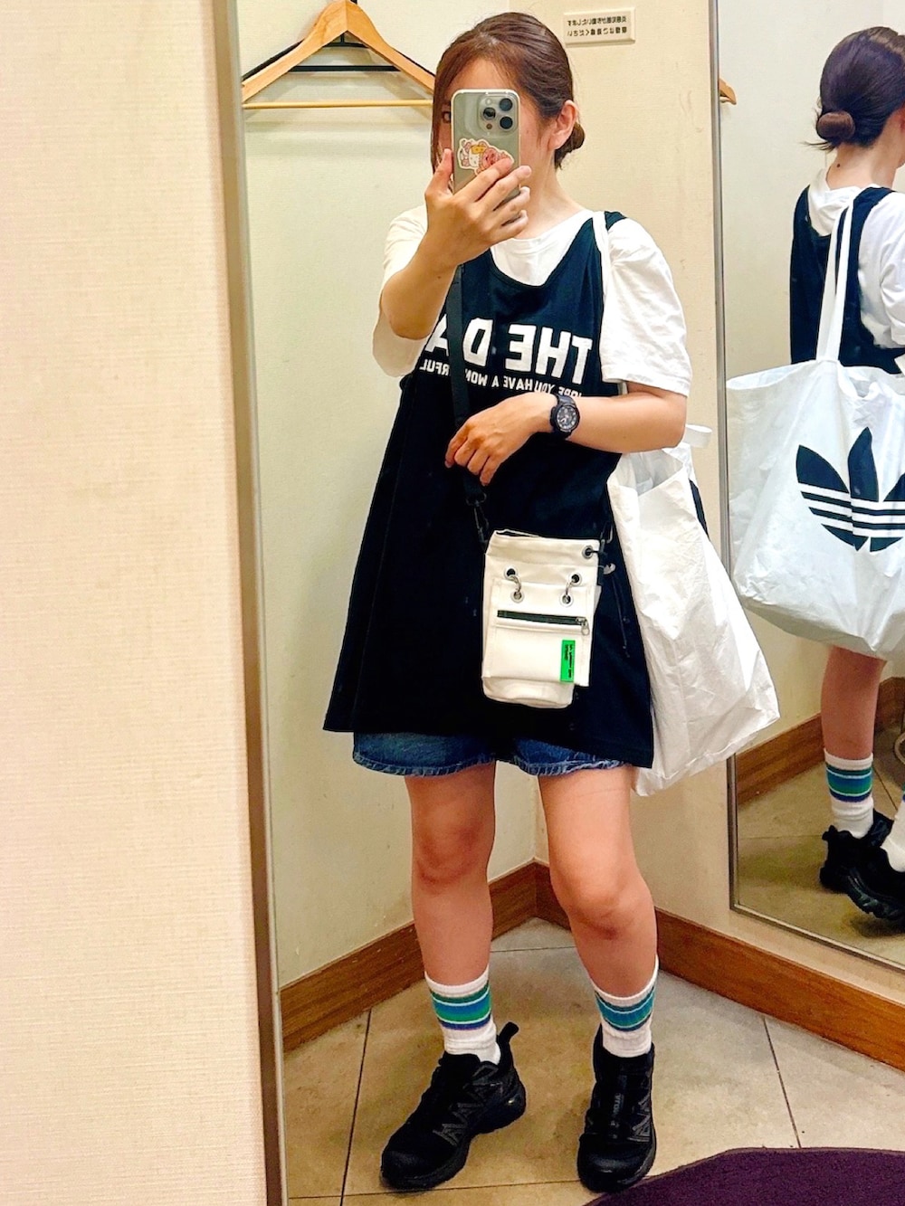 グリーン系のTシャツ/カットソー、ブラック系のタンクトップ、ホワイト系のショルダーバッグを着用したレディースの秋コーディネートの3枚目の写真