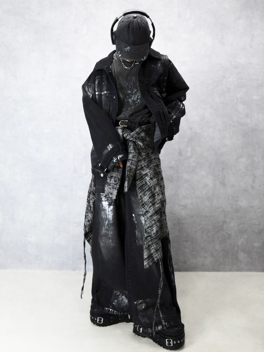 ブラック系のデニムパンツ、ブラック系のシャツ/ブラウス、グレー系のTシャツ/カットソーを着用したメンズの春コーディネートの2枚目の写真