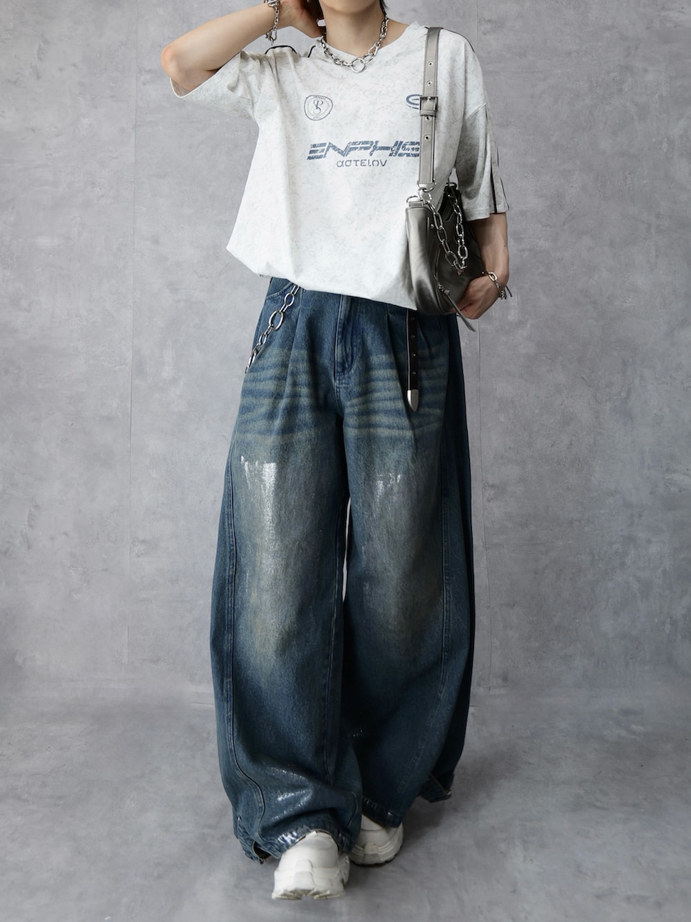 ホワイト系のTシャツ/カットソー、ブルー系のデニムパンツ、シルバー系のショルダーバッグを着用したメンズの夏コーディネートの5枚目の写真