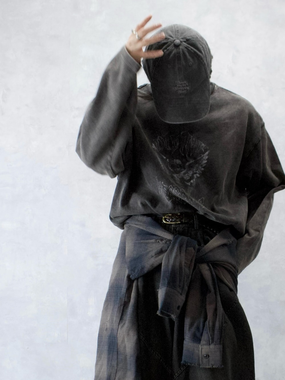 ブラック系のデニムパンツ、グレー系のTシャツ/カットソー、ブラウン系のシャツ/ブラウスを着用したメンズの冬コーディネートの3枚目の写真