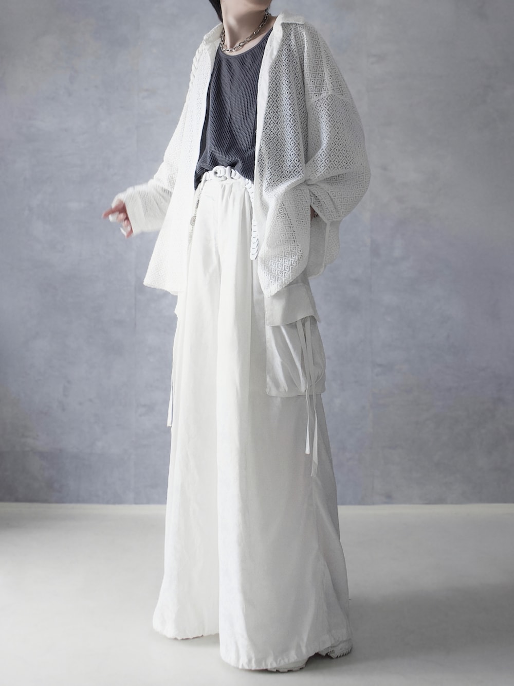 グレー系のタンクトップ、ホワイト系のシャツ/ブラウス、ホワイト系のその他パンツを着用したメンズの秋コーディネートの2枚目の写真