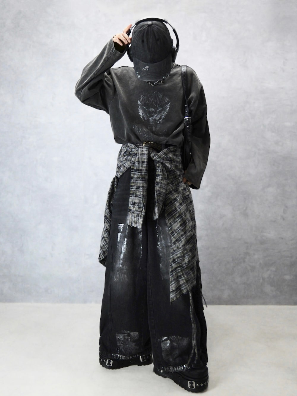 ブラック系のシャツ/ブラウス、ブラック系のデニムパンツ、ブラック系のデニムジャケットを着用したメンズの春コーディネートの5枚目の写真