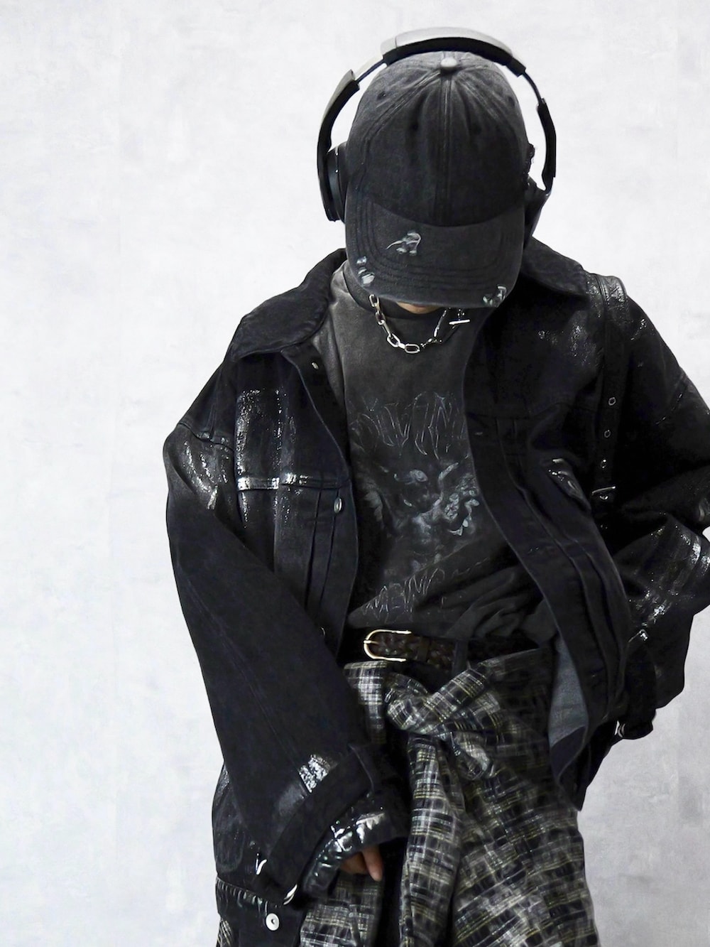 ブラック系のシャツ/ブラウス、ブラック系のデニムパンツ、ブラック系のデニムジャケットを着用したメンズの春コーディネートの3枚目の写真