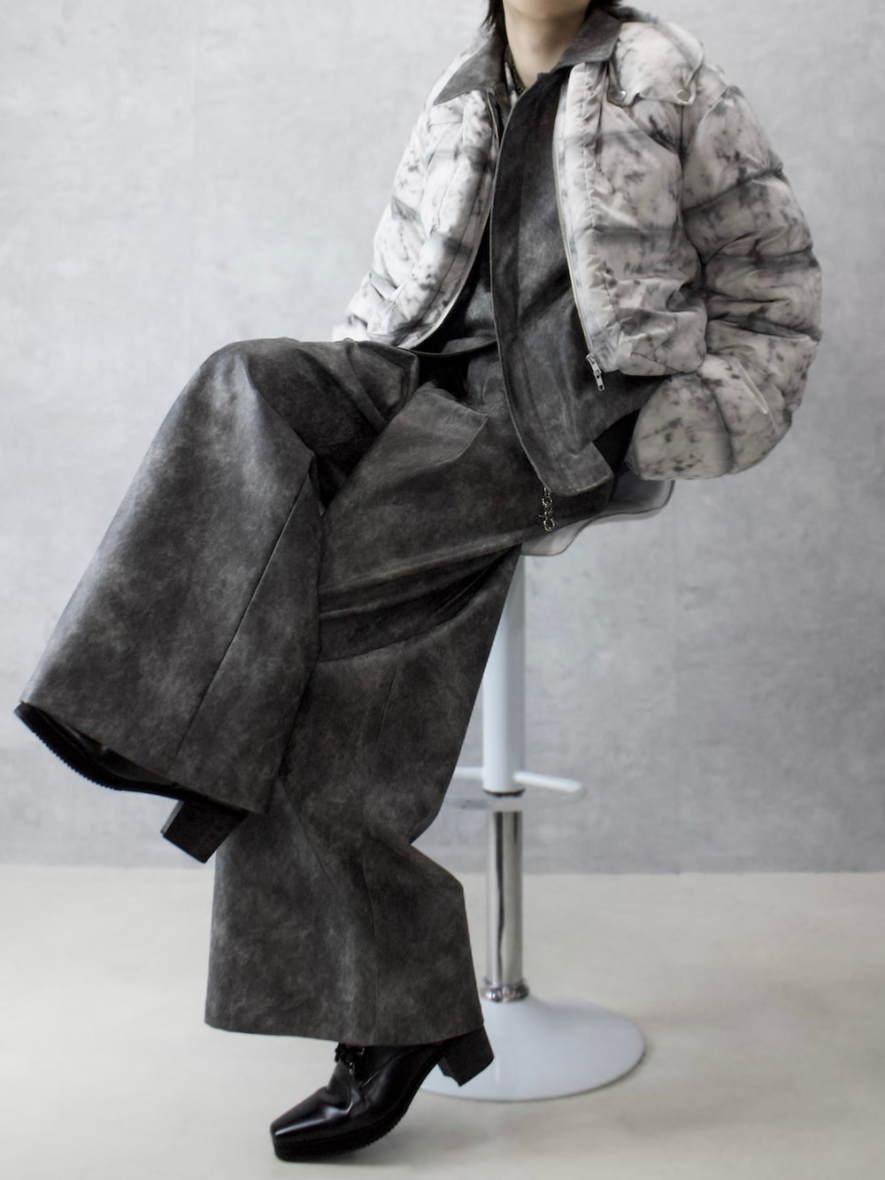 ホワイト系のダウンジャケット/コート、グレー系のその他パンツ、グレー系のブルゾンを着用したメンズの冬コーディネートの2枚目の写真