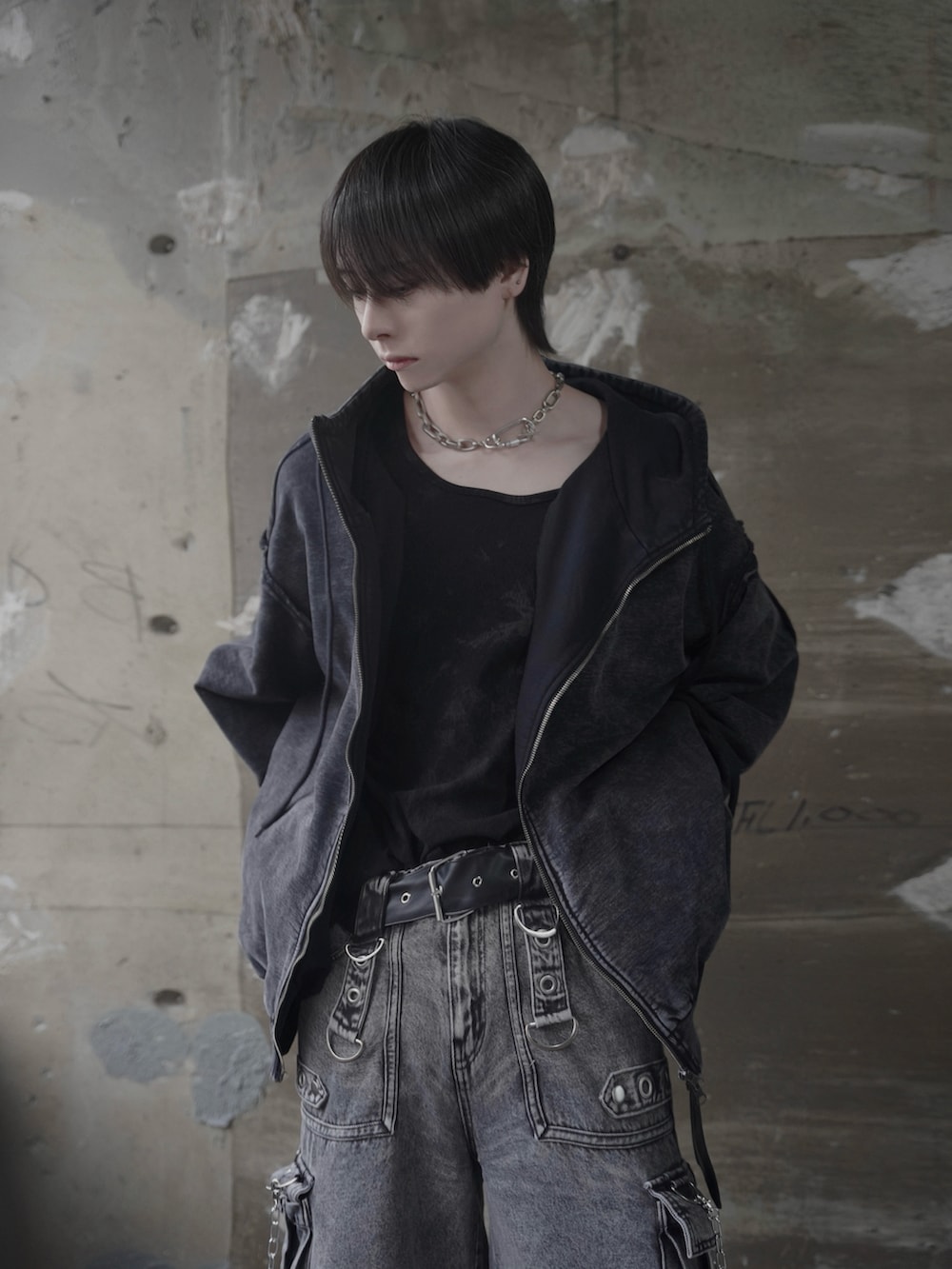 グレー系のデニムパンツ、ブラック系のスニーカー、ブラック系のMA-1を着用したメンズの冬コーディネートの5枚目の写真