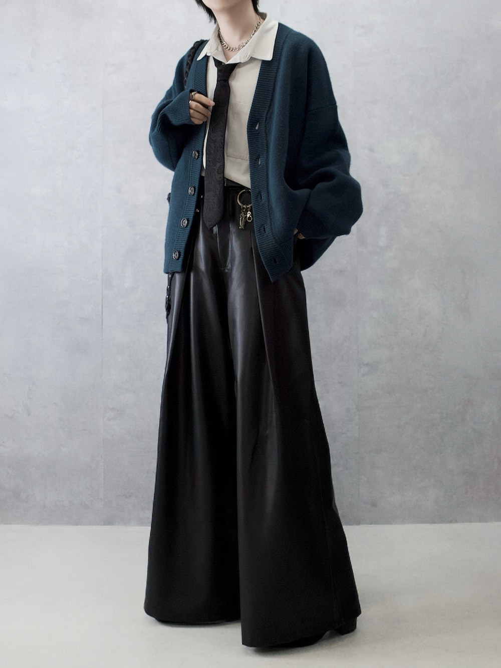 ブルー系のカーディガン/ボレロ、ベージュ系のシャツ/ブラウス、ブラック系のショルダーバッグを着用したメンズの秋コーディネートの5枚目の写真