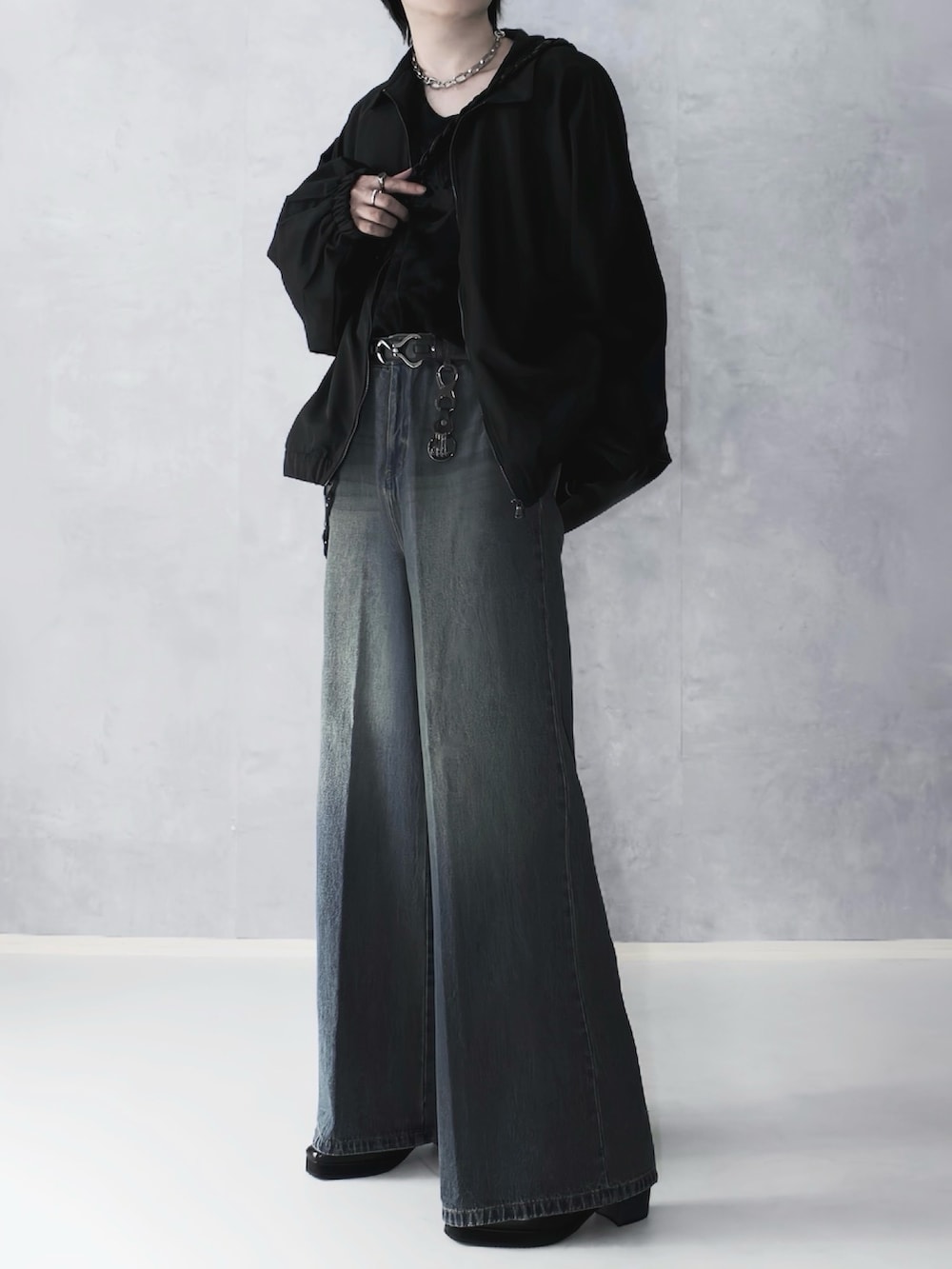 ブルー系のデニムパンツ、ブラック系のTシャツ/カットソー、ブラック系のブルゾンを着用したメンズの秋コーディネートの5枚目の写真