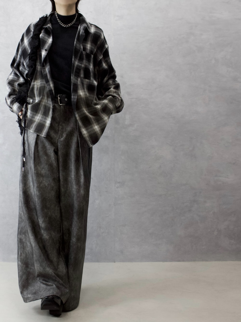 グレー系のその他パンツ、ブラック系のシャツ/ブラウス、ブラック系のTシャツ/カットソーを着用したメンズの春コーディネートの4枚目の写真