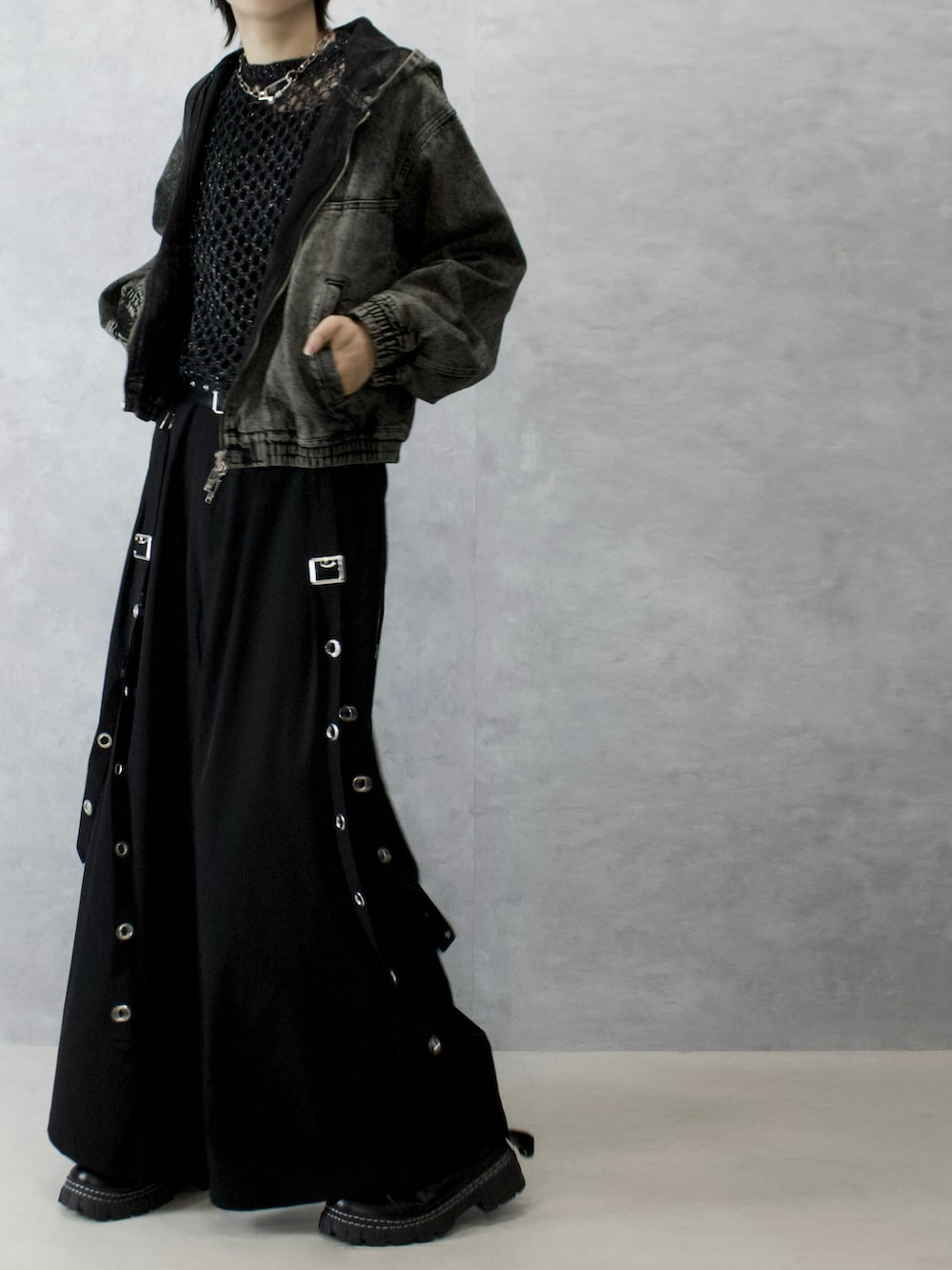 グリーン系のブルゾン、ブラック系のショルダーバッグ、ブラック系のニット/セーターを着用したメンズの冬コーディネートの4枚目の写真