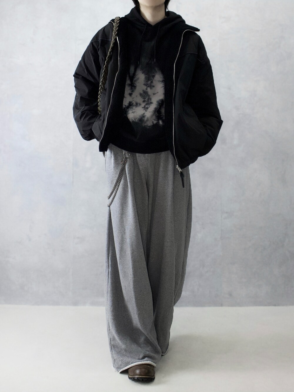 グレー系のスウェットパンツ、ブラック系のジャケット/アウター、ブラック系のパーカーを着用したメンズの秋コーディネートの5枚目の写真