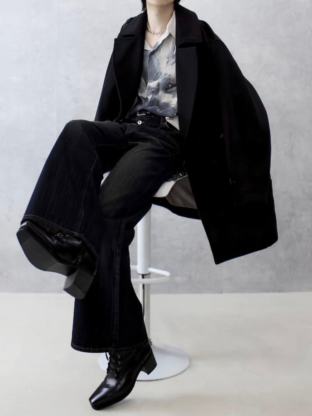 ブルー系のデニムパンツ、ホワイト系のシャツ/ブラウス、ブラック系のその他アウターを着用したメンズの秋コーディネートの2枚目の写真