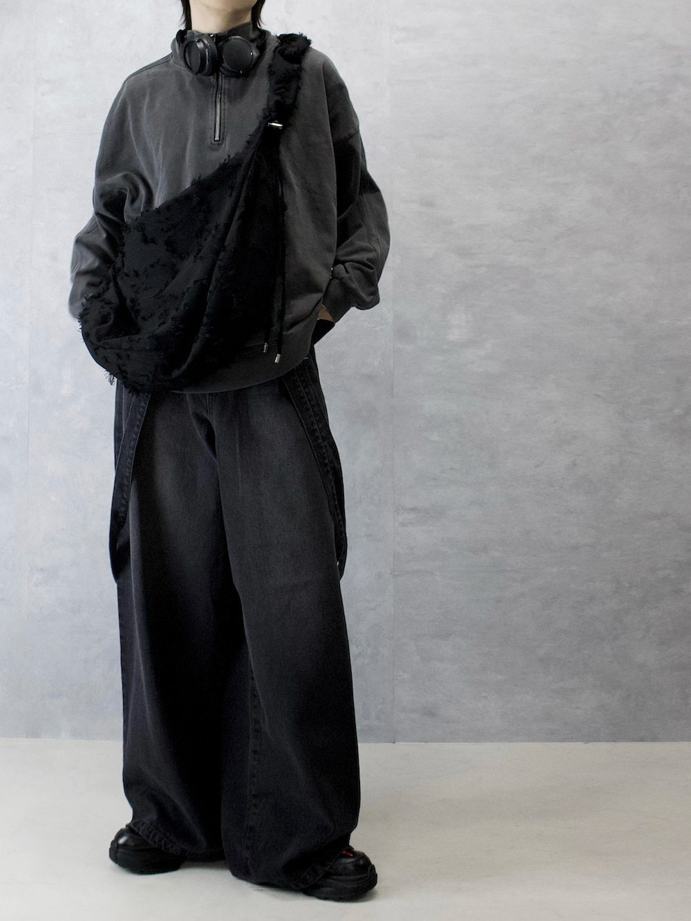 グレー系のデニムパンツ、ブラック系のスニーカー、ブラック系のダウンジャケット/コートを着用したメンズの冬コーディネートの3枚目の写真