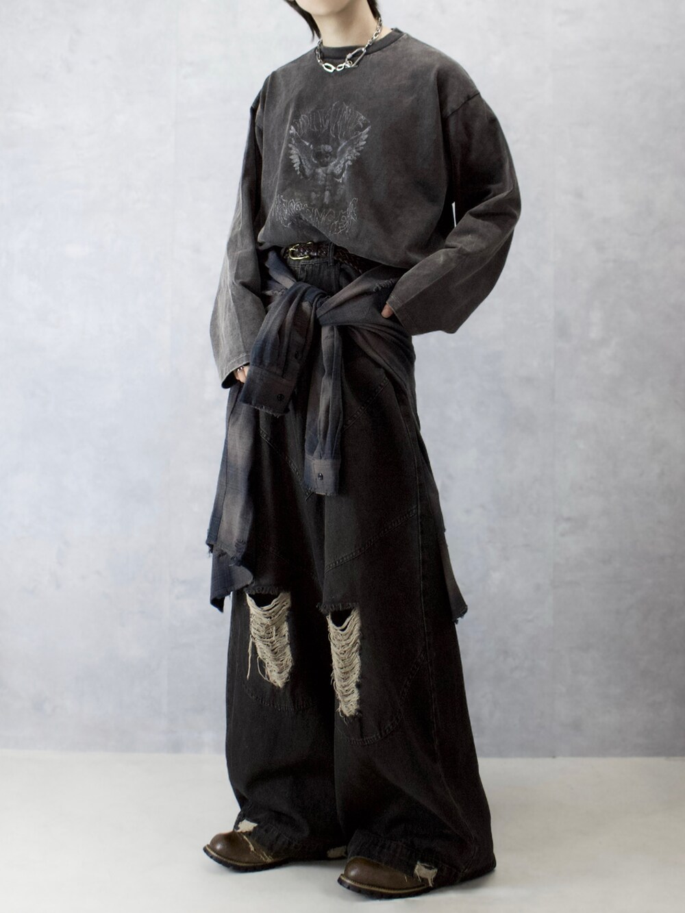 ブラック系のデニムパンツ、グレー系のTシャツ/カットソー、ブラウン系のシャツ/ブラウスを着用したメンズの冬コーディネートの5枚目の写真