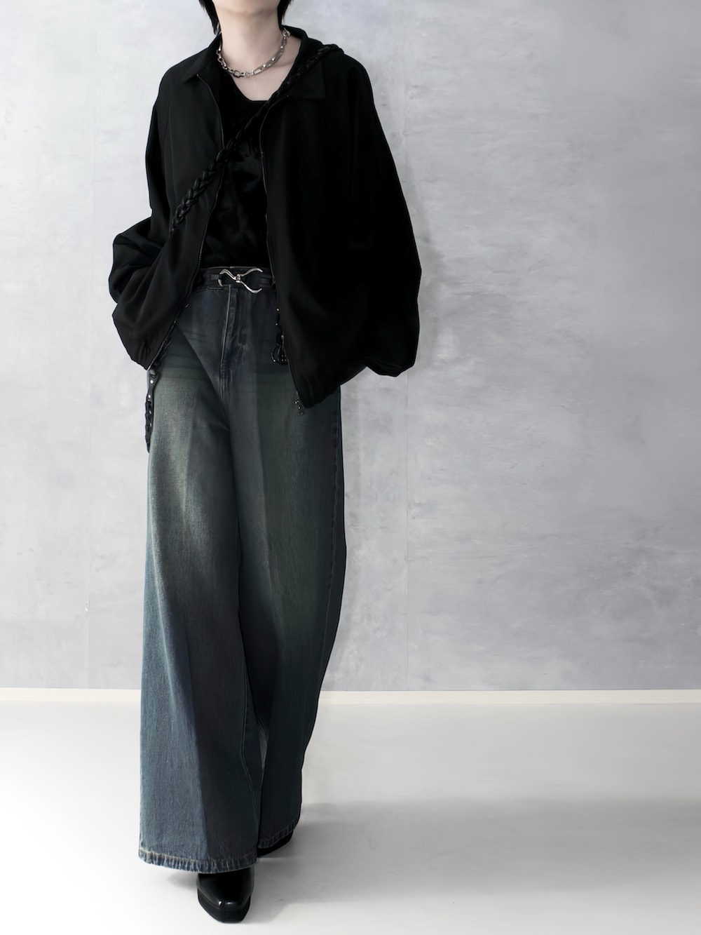 ブルー系のデニムパンツ、ブラック系のTシャツ/カットソー、ブラック系のブルゾンを着用したメンズの秋コーディネートの4枚目の写真