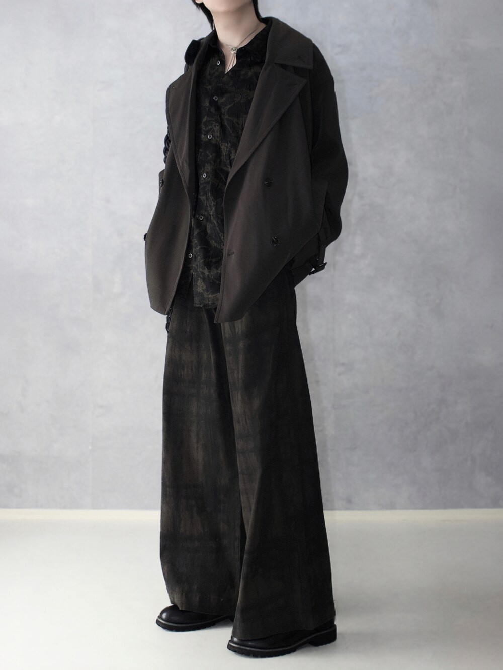 グリーン系のその他パンツ、ブラウン系のトレンチコート、ブラック系のシャツ/ブラウスを着用したメンズの秋コーディネートの5枚目の写真