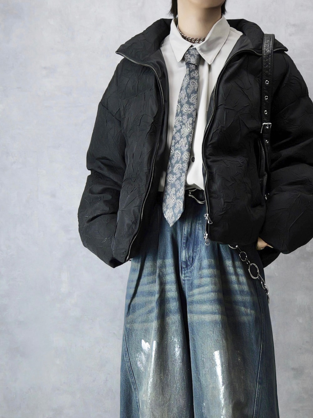 ブラック系のダウンジャケット/コート、ブラック系のショルダーバッグ、ホワイト系のスニーカーを着用したメンズの冬コーディネートの3枚目の写真