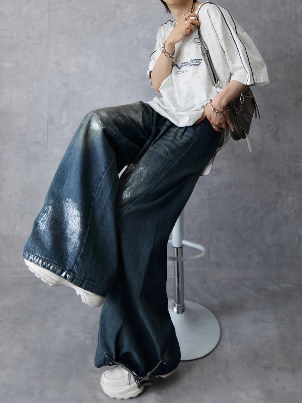 ホワイト系のTシャツ/カットソー、ブルー系のデニムパンツ、シルバー系のショルダーバッグを着用したメンズの夏コーディネートの2枚目の写真