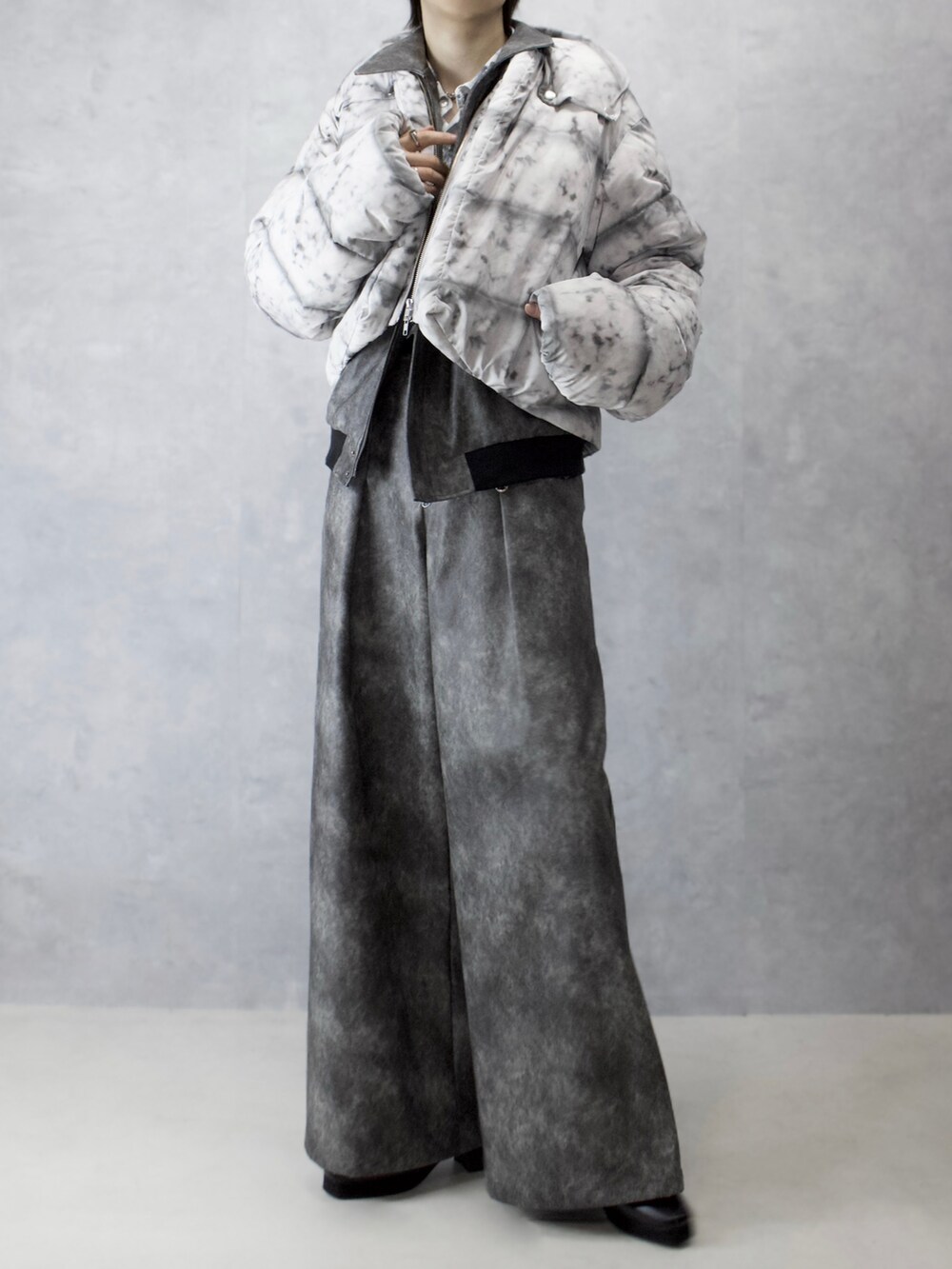 ホワイト系のダウンジャケット/コート、グレー系のその他パンツ、グレー系のブルゾンを着用したメンズの冬コーディネートの5枚目の写真