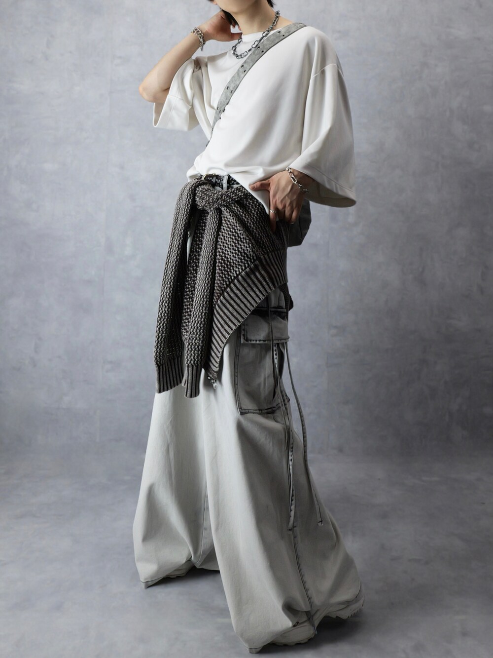 ホワイト系のカーゴパンツ、ブラウン系のパーカー、グレー系のTシャツ/カットソーを着用したメンズの春コーディネートの5枚目の写真