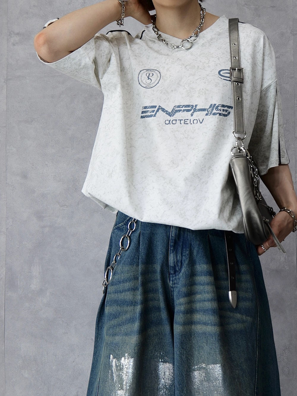 ホワイト系のTシャツ/カットソー、ブルー系のデニムパンツ、シルバー系のショルダーバッグを着用したメンズの夏コーディネートの3枚目の写真