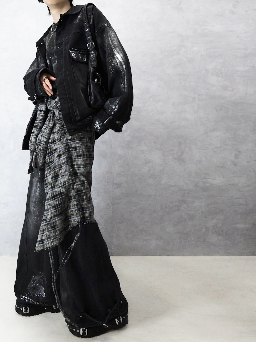 ブラック系のシャツ/ブラウス、ブラック系のデニムパンツ、ブラック系のデニムジャケットを着用したメンズの春コーディネートの4枚目の写真