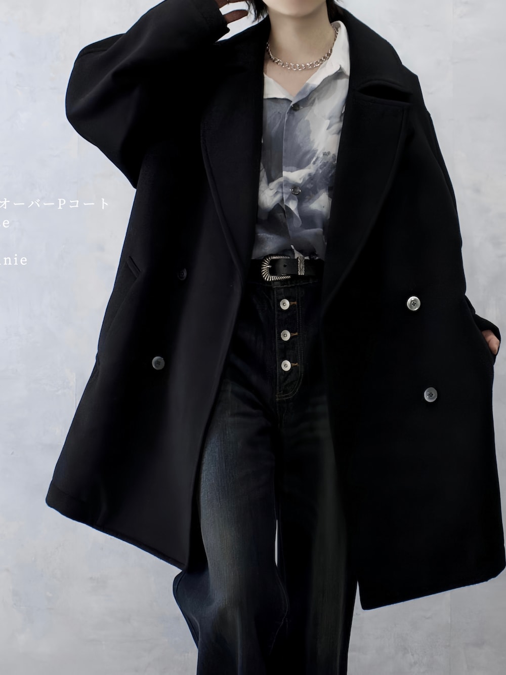 ブルー系のデニムパンツ、ホワイト系のシャツ/ブラウス、ブラック系のその他アウターを着用したメンズの秋コーディネートの3枚目の写真