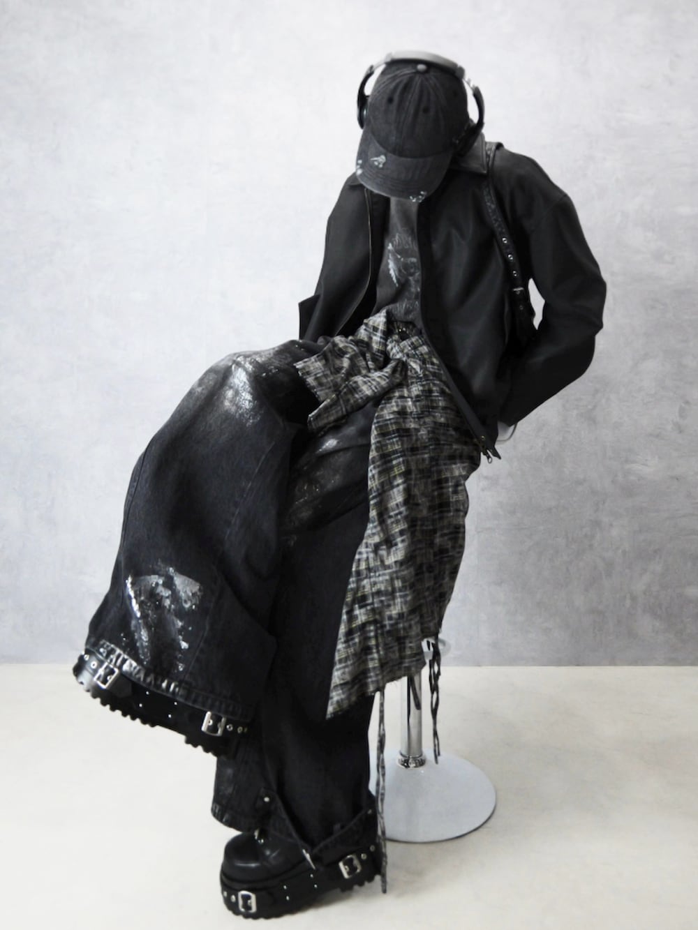 ブラック系のシャツ/ブラウス、ブラック系のデニムパンツ、ブラック系のデニムジャケットを着用したメンズの春コーディネートの2枚目の写真