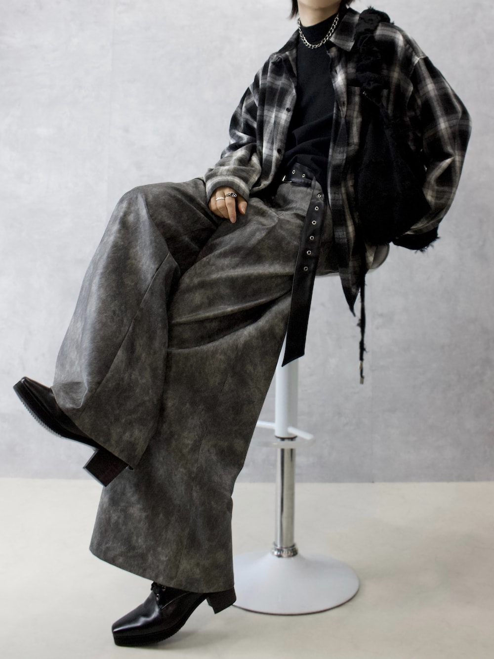 グレー系のその他パンツ、ブラック系のシャツ/ブラウス、ブラック系のTシャツ/カットソーを着用したメンズの春コーディネートの2枚目の写真