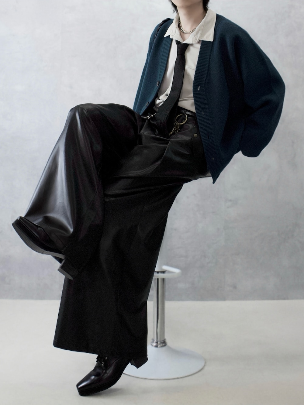 ブルー系のカーディガン/ボレロ、ベージュ系のシャツ/ブラウス、ブラック系のショルダーバッグを着用したメンズの秋コーディネートの2枚目の写真