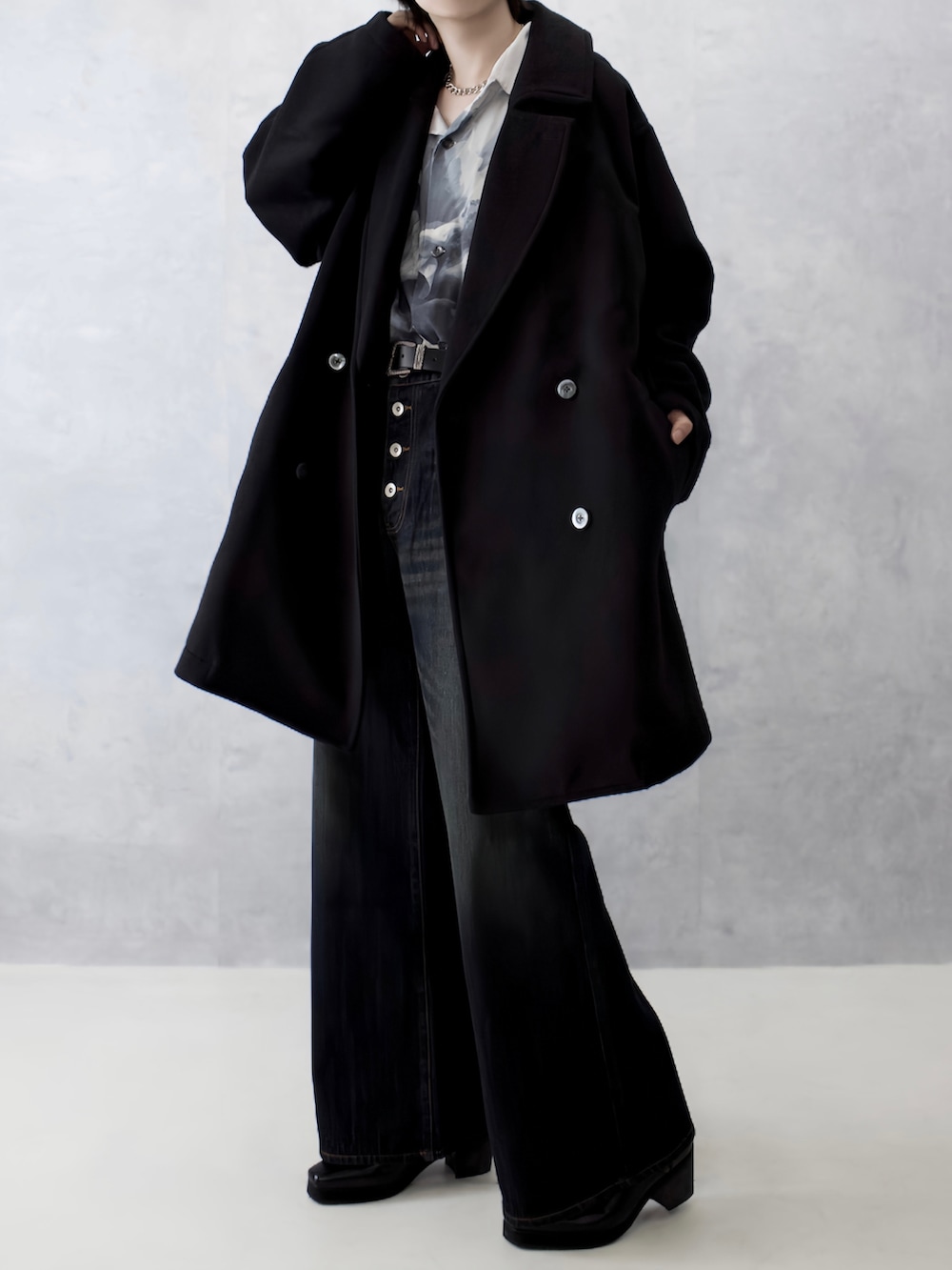 ブルー系のデニムパンツ、ホワイト系のシャツ/ブラウス、ブラック系のその他アウターを着用したメンズの秋コーディネートの5枚目の写真