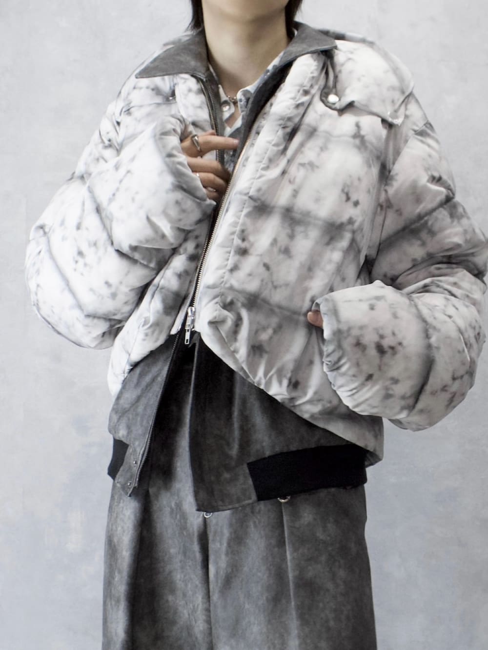 ホワイト系のダウンジャケット/コート、グレー系のその他パンツ、グレー系のブルゾンを着用したメンズの冬コーディネートの3枚目の写真