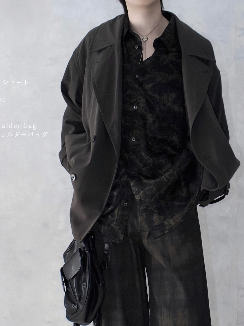 グリーン系のその他パンツ、ブラウン系のトレンチコート、ブラック系のシャツ/ブラウスを着用したメンズの秋コーディネートの3枚目の写真