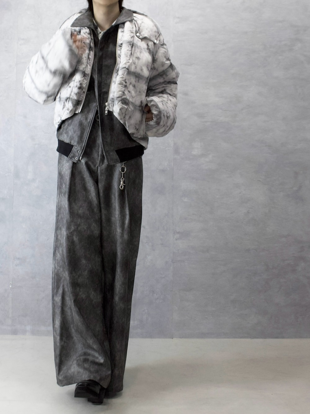 ホワイト系のダウンジャケット/コート、グレー系のその他パンツ、グレー系のブルゾンを着用したメンズの冬コーディネートの4枚目の写真