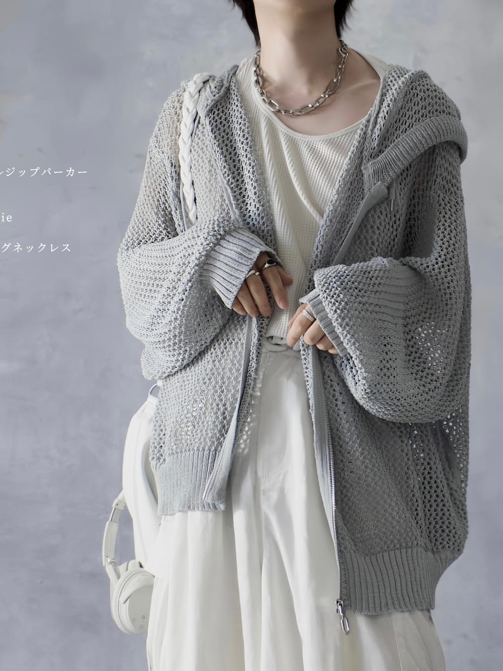 ホワイト系のその他パンツ、ホワイト系のタンクトップ、グレー系のパーカーを着用したメンズの秋コーディネートの3枚目の写真