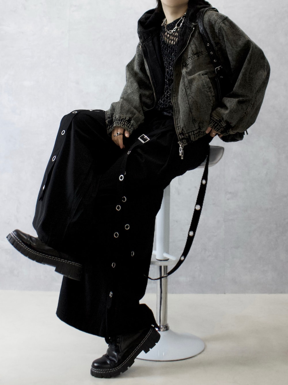 グリーン系のブルゾン、ブラック系のショルダーバッグ、ブラック系のニット/セーターを着用したメンズの冬コーディネートの2枚目の写真