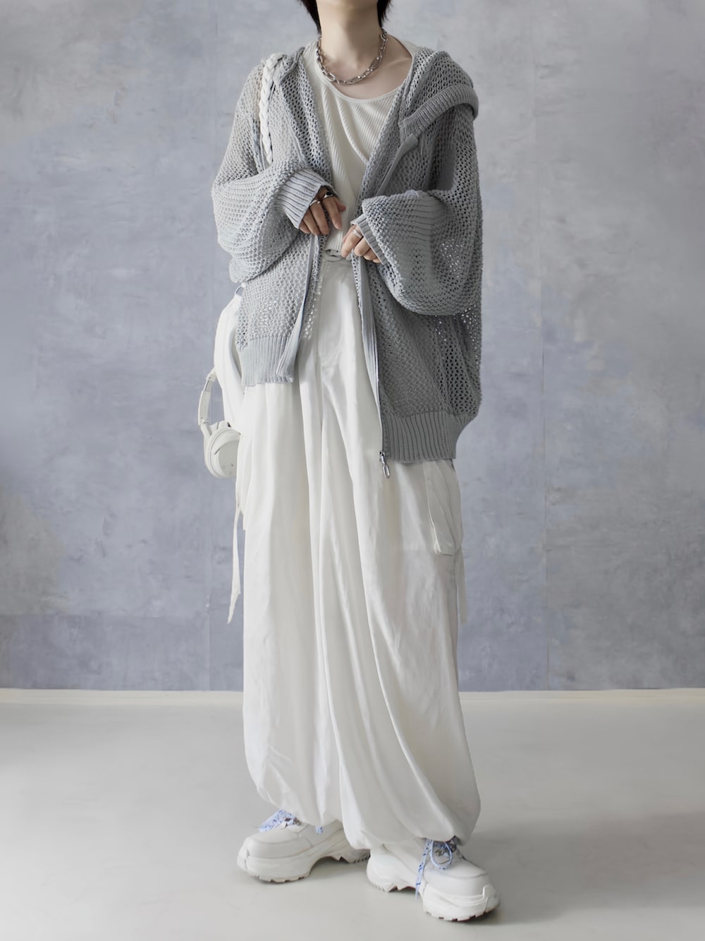 ホワイト系のその他パンツ、ホワイト系のタンクトップ、グレー系のパーカーを着用したメンズの秋コーディネートの5枚目の写真