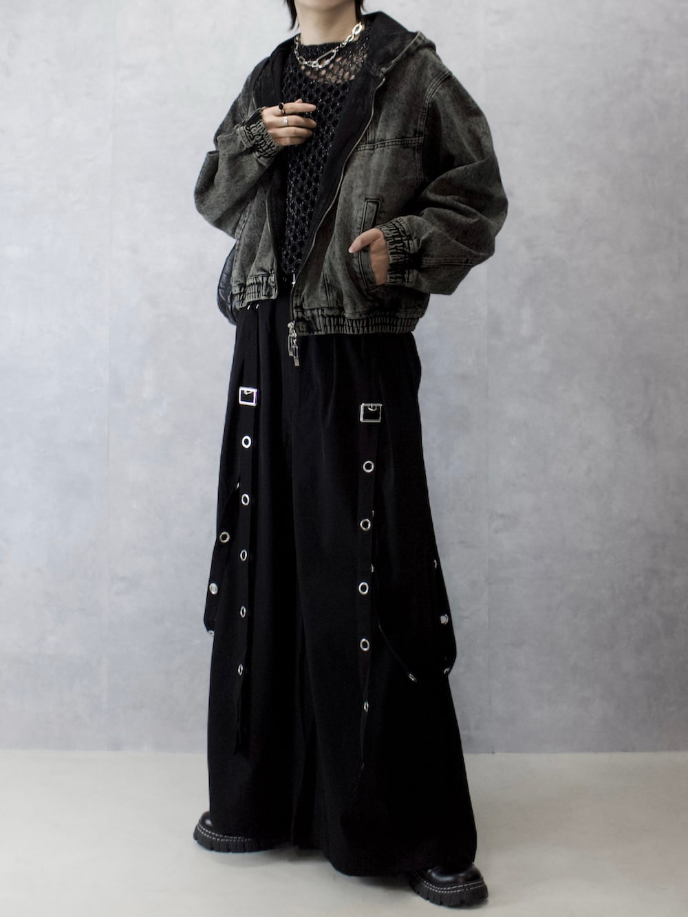 グリーン系のブルゾン、ブラック系のショルダーバッグ、ブラック系のニット/セーターを着用したメンズの冬コーディネートの5枚目の写真