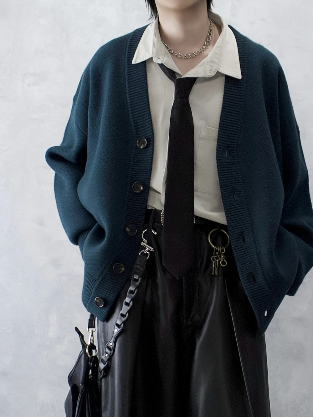 ブルー系のカーディガン/ボレロ、ベージュ系のシャツ/ブラウス、ブラック系のショルダーバッグを着用したメンズの秋コーディネートの3枚目の写真