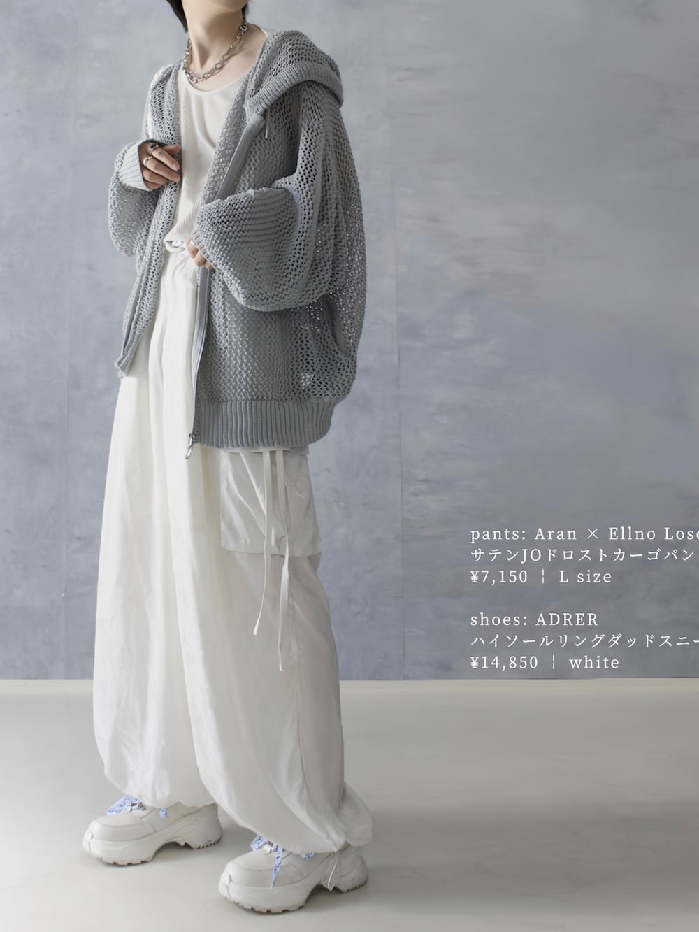 ホワイト系のその他パンツ、ホワイト系のタンクトップ、グレー系のパーカーを着用したメンズの秋コーディネートの4枚目の写真