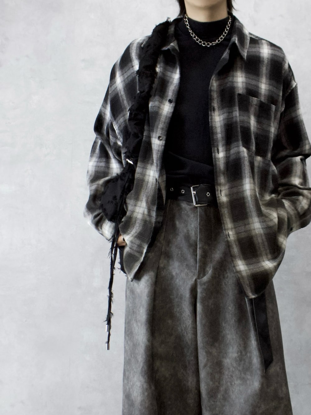 グレー系のその他パンツ、ブラック系のシャツ/ブラウス、ブラック系のTシャツ/カットソーを着用したメンズの春コーディネートの3枚目の写真