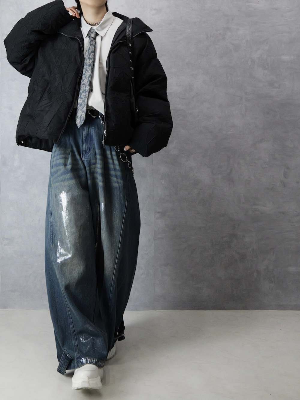 ブラック系のダウンジャケット/コート、ブラック系のショルダーバッグ、ホワイト系のスニーカーを着用したメンズの冬コーディネートの4枚目の写真