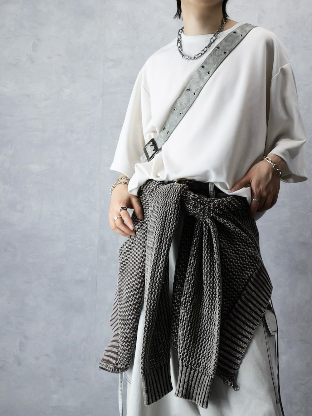 ホワイト系のカーゴパンツ、ブラウン系のパーカー、グレー系のTシャツ/カットソーを着用したメンズの春コーディネートの3枚目の写真