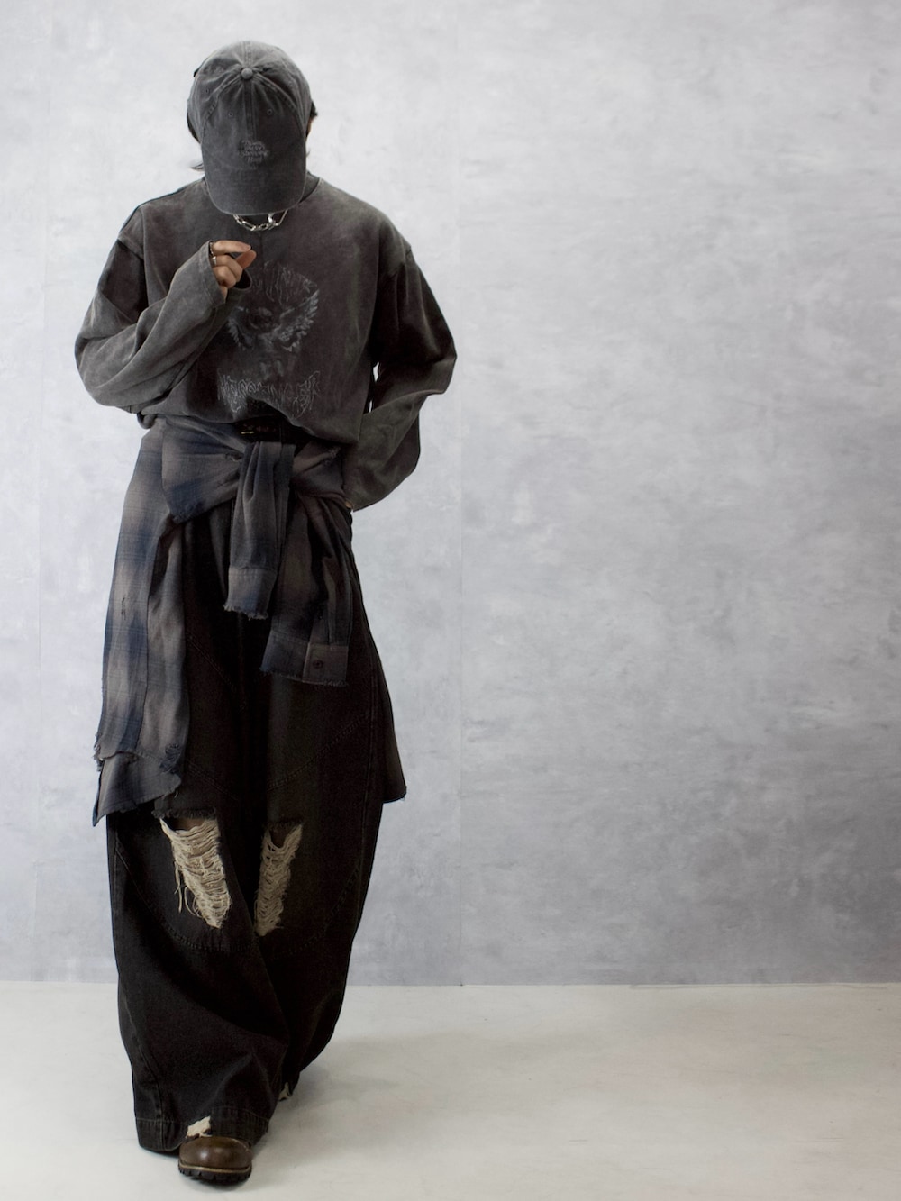 ブラック系のデニムパンツ、グレー系のTシャツ/カットソー、ブラウン系のシャツ/ブラウスを着用したメンズの冬コーディネートの4枚目の写真