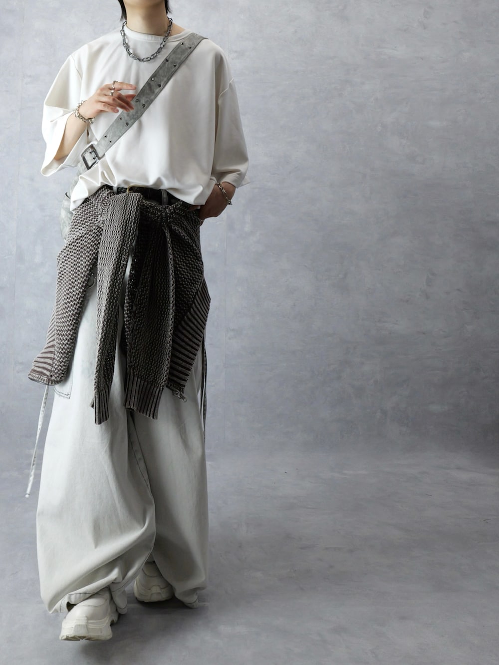 ホワイト系のカーゴパンツ、ブラウン系のパーカー、グレー系のTシャツ/カットソーを着用したメンズの春コーディネートの4枚目の写真