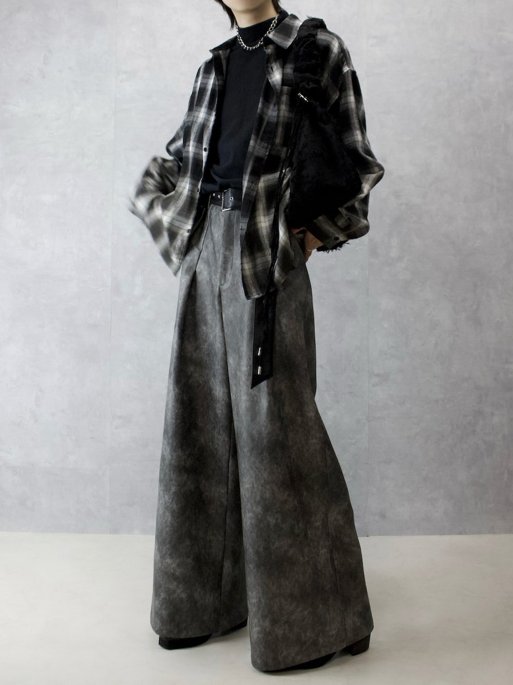 グレー系のその他パンツ、ブラック系のシャツ/ブラウス、ブラック系のTシャツ/カットソーを着用したメンズの春コーディネートの5枚目の写真