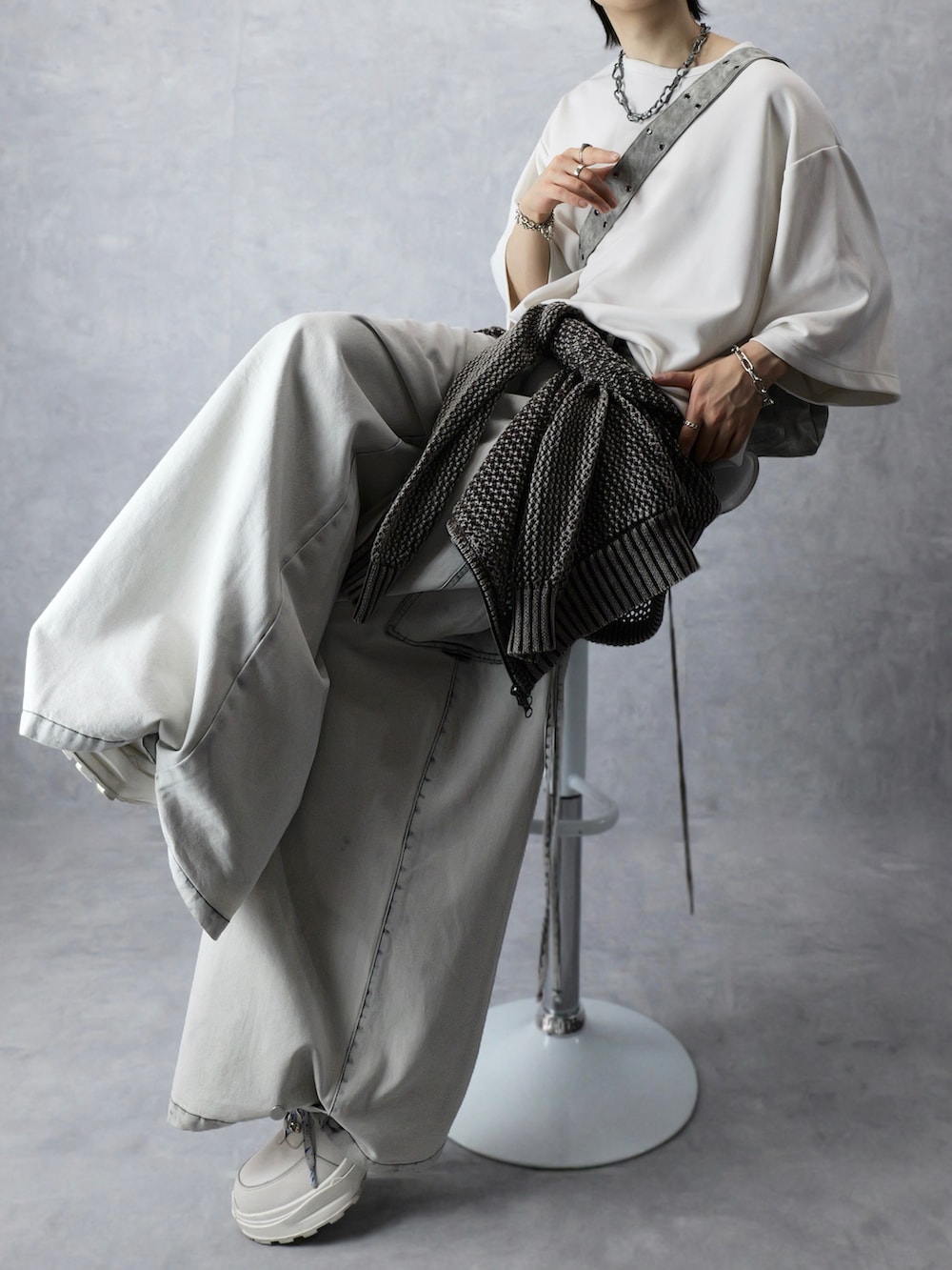 ホワイト系のカーゴパンツ、ブラウン系のパーカー、グレー系のTシャツ/カットソーを着用したメンズの春コーディネートの2枚目の写真