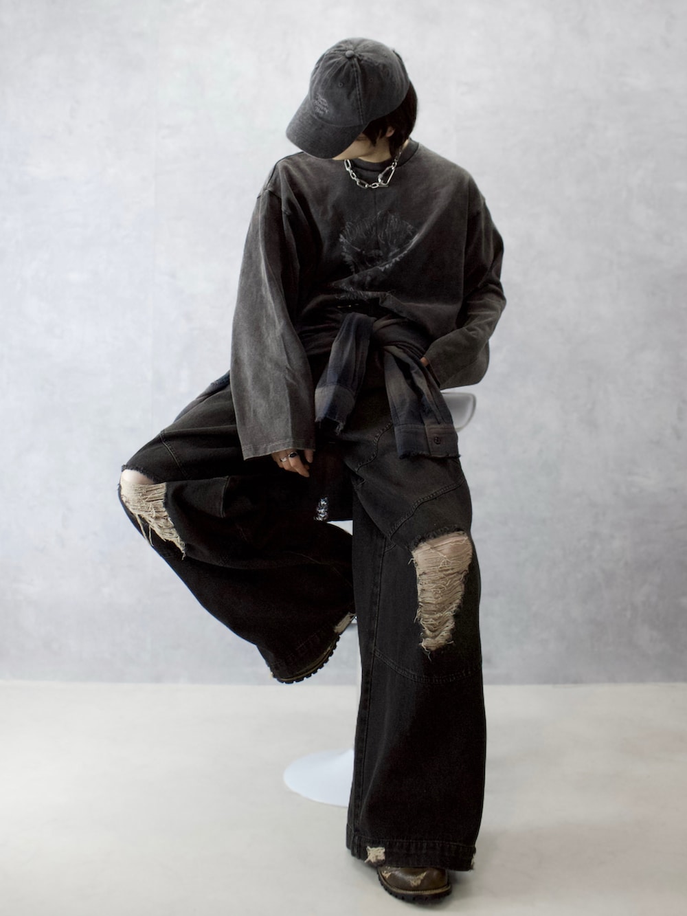 ブラック系のデニムパンツ、グレー系のTシャツ/カットソー、ブラウン系のシャツ/ブラウスを着用したメンズの冬コーディネートの2枚目の写真