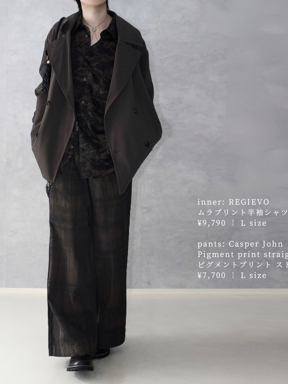 グリーン系のその他パンツ、ブラウン系のトレンチコート、ブラック系のシャツ/ブラウスを着用したメンズの秋コーディネートの4枚目の写真